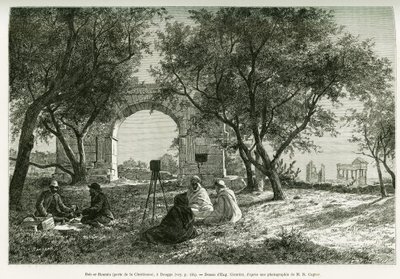 Bab-er-Roumia (Bab er Roumia), portão da mulher cristã, ruínas romanas em Dougga, piquenique de viajantes e seus guias, ao redor de uma câmera. Gravura de Eugene Girardet, para ilustrar a história Voyage en Tunisie, de R.Cagnat e H.Saladin, cargas de um ar de Eugene Alexis Girardet