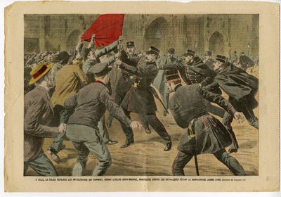 Ilustração de Eugene Damblans (1865-1945) em Le Pelerin, 23/05/09 - Em Lille, a polícia repugna os anticlericais que vêm, em frente à igreja Saint-Maurice, protestar contra os católicos que procuram a Beata Joana D