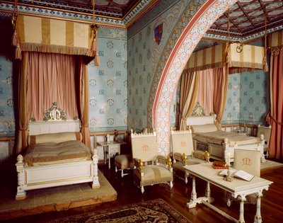 Quarto rosa com móveis de Eugene Viollet le Duc (1814-1879) e Edmond Clement-Louis-Marie-Duthoit (1837-1889), Chateau Neuf dentro do Chateau de Roquetaillade, França de Eugene and Duthoit Edmond Viollet Le Duc