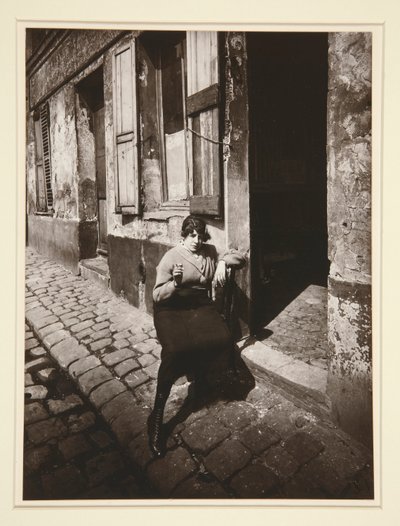 La Villette, Streetwalker Waiting for a Client, 19th. Abril de 1921 (La Villette, Streetwalker Waiting for a Client, 19 de Abril de 1921) de Eugène Atget