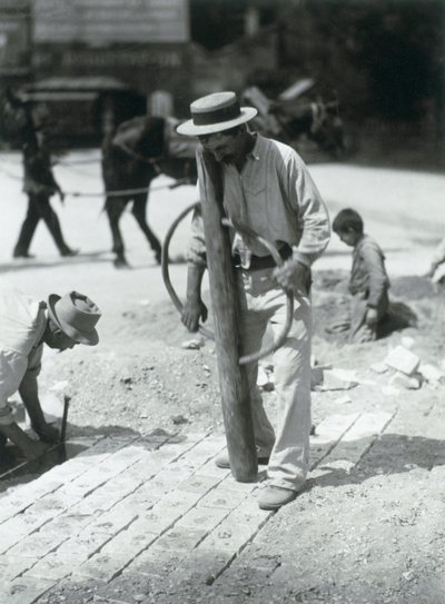 Street Paver, 1910 (impressão em gelatina prateada) de Eugène Atget