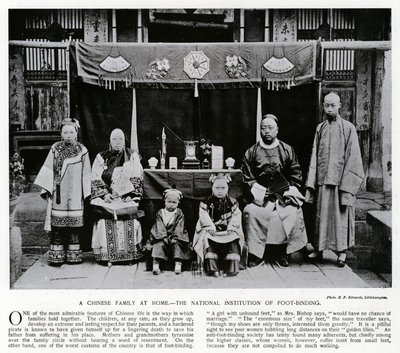 Uma família chinesa em casa, a National Institution of Foot-Binding (foto a p/b) de European Photographer