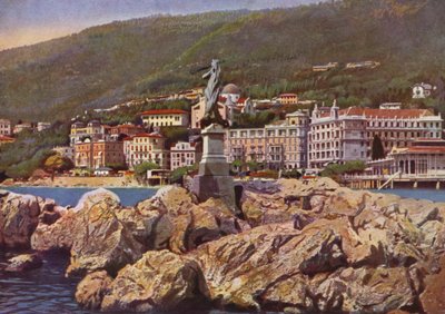 Opatija, atualmente Opatija na Croácia: Madonna del Mare, ao fundo a Igreja de Santa Maria Anunciada (foto) de European Photographer