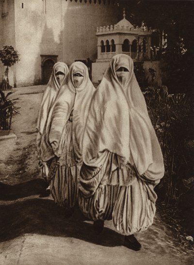 Argel, Mulheres a passear (fotografia a preto e branco) de European Photographer