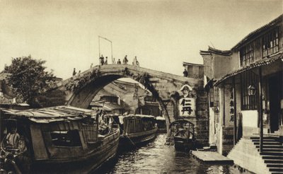 China, Ponte do canal em Kiahing (fotografia a preto e branco) de European Photographer