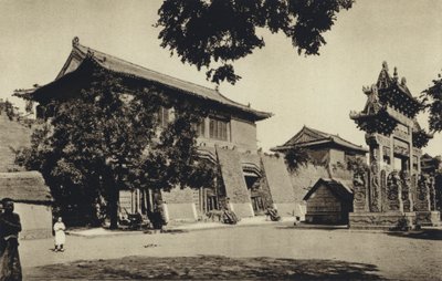 China, Entrada do templo perto da montanha sagrada Taischan, Shantung (fotografia a preto e branco) de European Photographer