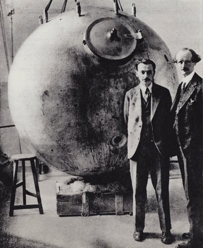 Primeira subida à estratosfera, 28 de maio de 1931 (fotografia a preto e branco) de European Photographer