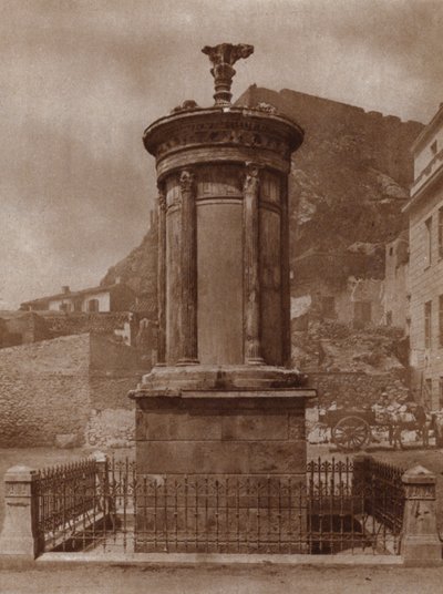 Monumento a Dionísio, deus do vinho, erigido em Atenas em 335-34 a.C. por Lysicrates para celebrar a vitória de suas equipes nos concursos teatrais (foto a p/b) de European Photographer