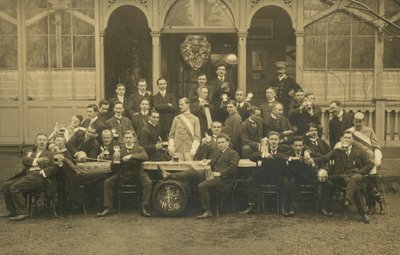 Retrato de um grupo de homens, possivelmente um clube de esgrima (foto a p/b) de European Photographer