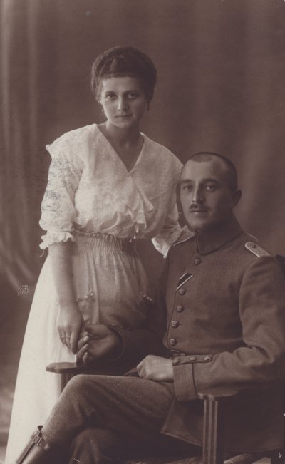 Retrato de um soldado e sua esposa (foto a p/b) de European Photographer