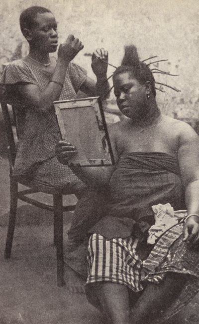 Mulher da África Ocidental a arranjar o cabelo (foto a p/b) de European Photographer