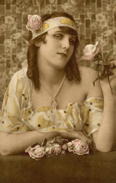 Mulher a posar com flores (fotografia a cores) de European Photographer
