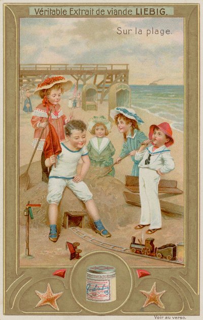 Crianças brincando com conjunto de trem de brinquedo de European School