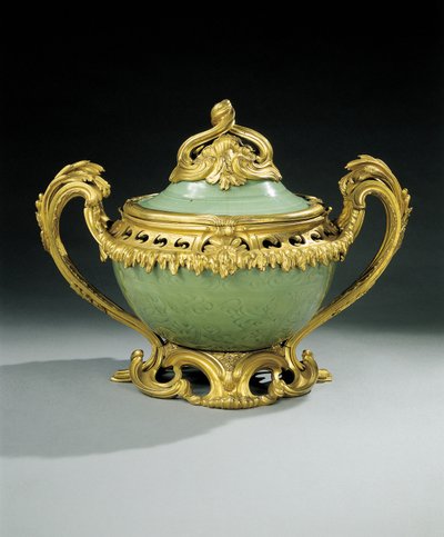 Vaso pot-pourri Louis XV (porcelana chinesa celadon montada em ormolu) de European School
