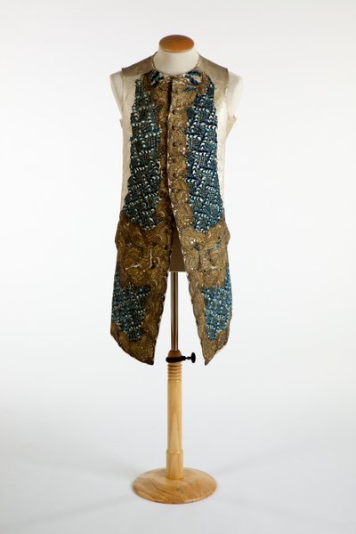 Colete decorado com fio de metal dourado, chenile azul e lantejoulas, c.1750-70 (seda) de European School