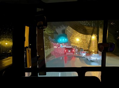 Autocarro noturno, 2025 (arte digital) de Evan Sklar