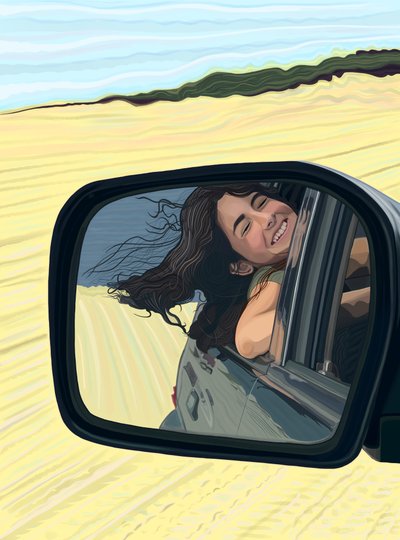 Mulher jovem vista a sorrir no espelho retrovisor de um carro a conduzir na praia (arte digital) de Evan Sklar