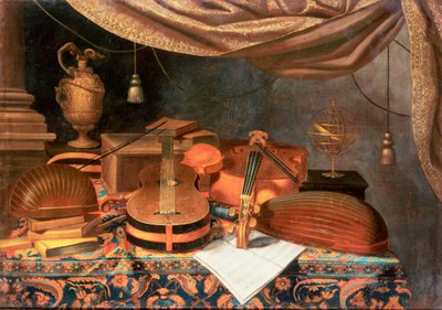Uma guitarra, um violoncelo, alaúde, partitura musical e outros livros, uma jarra dourada e uma esfera armilar sobre uma mesa drapeada, uma coluna além e uma cortina acima de Evaristo Baschenis