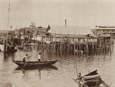 Casas de pescadores construídas sobre estacas acima da água, Singapura (foto a p/b) de Ewing Galloway
