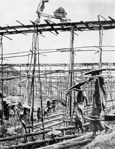 Métodos primitivos no distrito de estanho mais rico do mundo, Taiping, China, 1936. de Ewing Galloway
