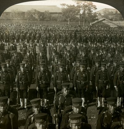 Infantaria japonesa na revisão do aniversário dos Imperadores, Tóquio, Japão. de Excelsior Stereoscopic Tours
