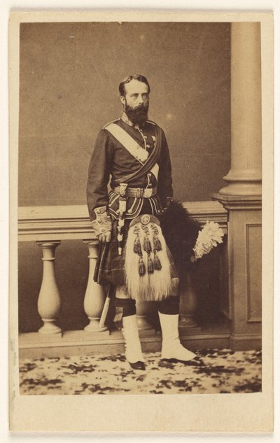 [Homem barbudo não identificado, de kilt, de pé]. de F. W. Baker