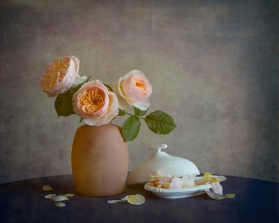 Natureza-morta com rosas cor de blush de Fangping Zhou