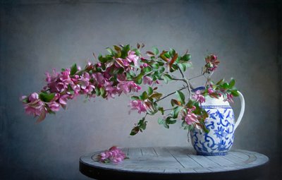 Flores cor-de-rosa num jarro azul de Fangping Zhou