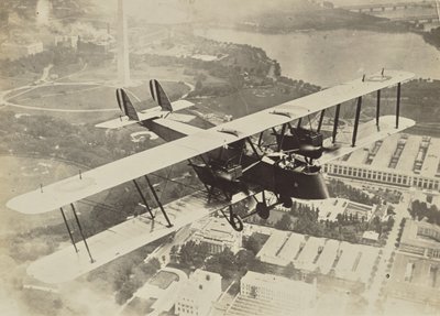 [Avião a voar sobre Washington D.C.] de Fedele Azari