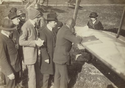 [Grupo à volta do bordo de uma asa de um Caproni Ca. 3 (avião)]. de Fedele Azari