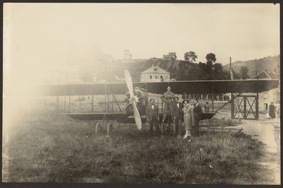 [Retrato de grupo em frente a um avião]. de Fedele Azari