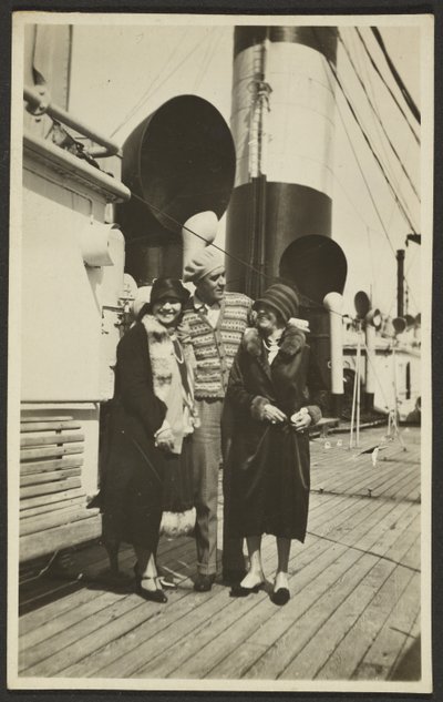 [Homem e mulheres no navio]. de Fedele Azari