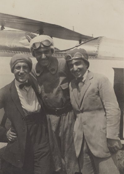 [Retrato de três homens a sorrir em frente a um avião]. de Fedele Azari