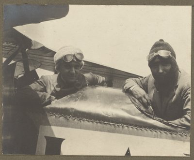 [Dois pilotos num avião]. de Fedele Azari