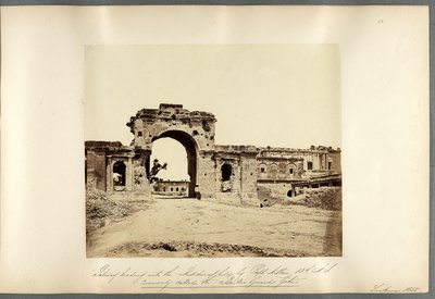 Porta de entrada para a Residência, Lucknow de Felice Beato