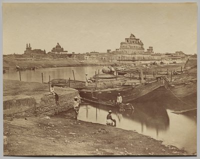 Ponte dos Barcos sobre o Rio Gumti perto do Chattar Manzil e Fusseed Bakah ou Palácio Antigo de Felice A. Beato