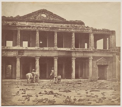 Interior da Secundra Bagh após o massacre de 2.000 rebeldes pelo 93º Highlanders e 4º Regimento Punjab de Felice A. Beato