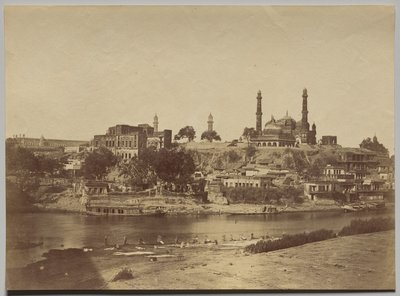 O Forte Muchee Bhawan e o Rio Gomti Tirado da Ponte de Pedra de Felice A. Beato