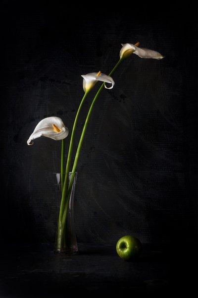 Lírios-de-calla e maçã de Felice Angelino