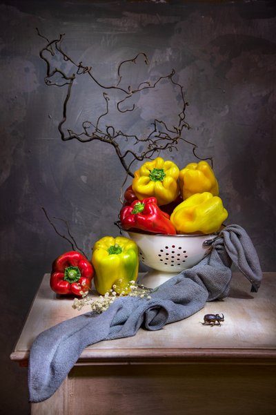 Natureza morta com pimentos coloridos de Felice Angelino