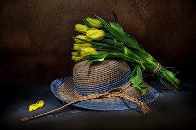 Chapéu de palha com tulipas frescas de Felice Angelino