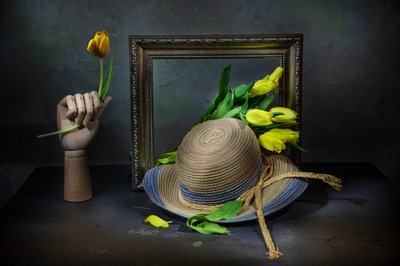 Natureza morta rústica com tulipas de Felice Angelino