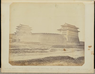 [Porta de Anting de Pequim após a rendição - 21 de outubro de 1860 - Posse das tropas britânicas e francesas] de Felice Beato