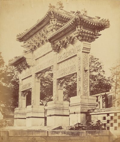 Arco no Templo Lama Perto de Pequim, outubro de 1860 de Felice Beato