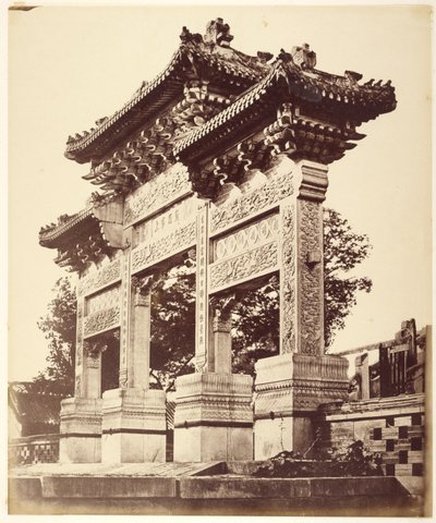 Arco no Templo de Lama perto de Pekin, outubro de 1860 de Felice Beato