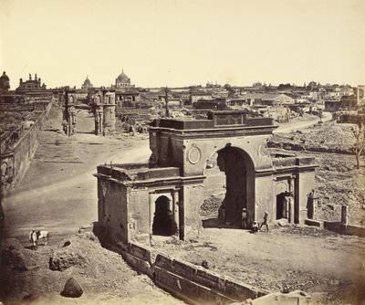 Porta da guarda de Bailee, retirada de dentro, mostrando a Torre do Relógio de Felice Beato