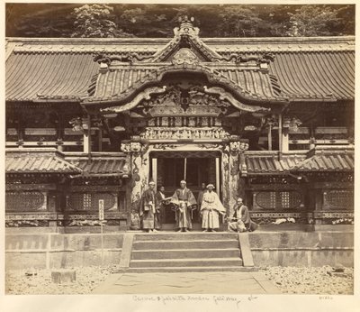 Portão esculpido e pintado em Nikko de Felice Beato