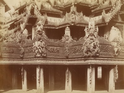 Escultura na varanda, Kyaung em Myingyan de Felice Beato