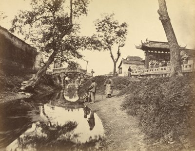 [Vista chinesa de um rio e de uma ponte numa aldeia com vários chineses]. de Felice Beato