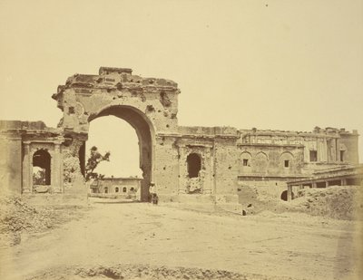Portal que leva à residência, geralmente o portão da guarda Bailee, mantido pelo tenente-coronel RHM Aitken, do 13º nativo de Bengala de Felice Beato